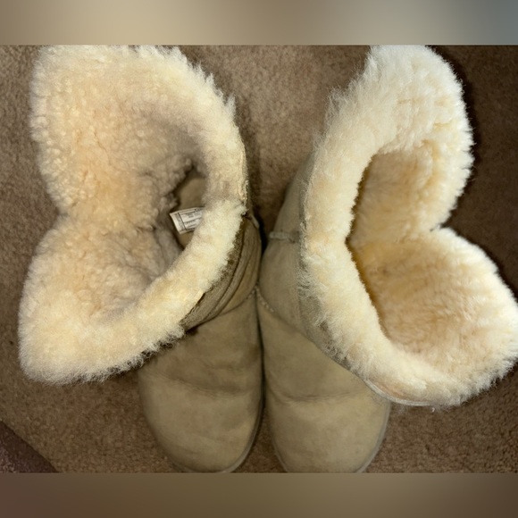 Mini cream uggs with button on side - Picture 4 of 4